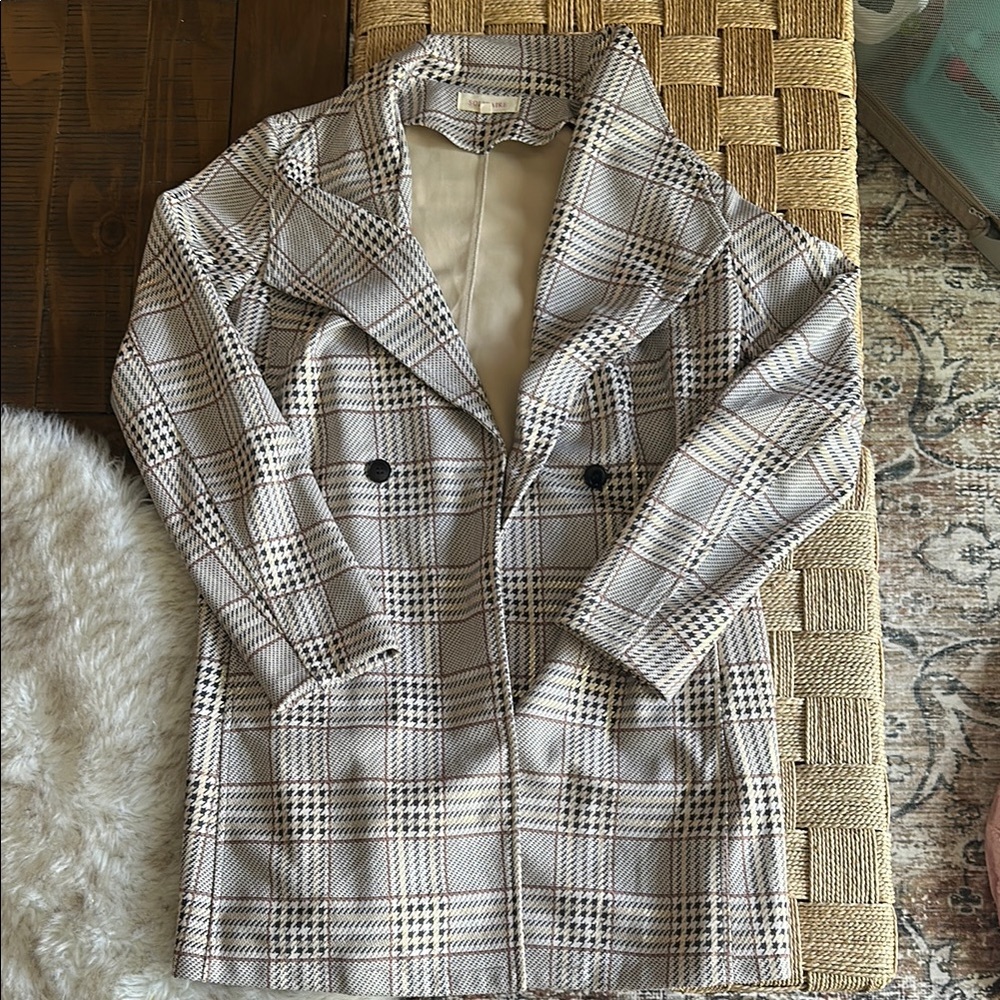 Elegant Trench Coat with Notched Lapels
